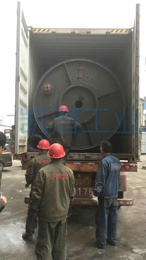 2.jpg 廢油過濾設(shè)備裝箱現(xiàn)場