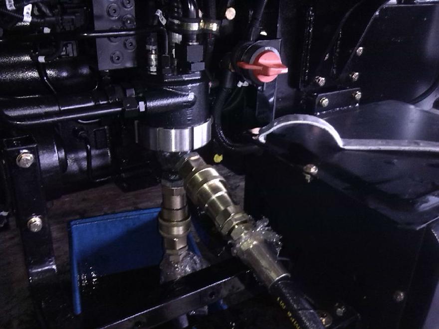25-濾油機與液壓油系列對接照片.jpg 汽車液壓油濾油機現(xiàn)場照片