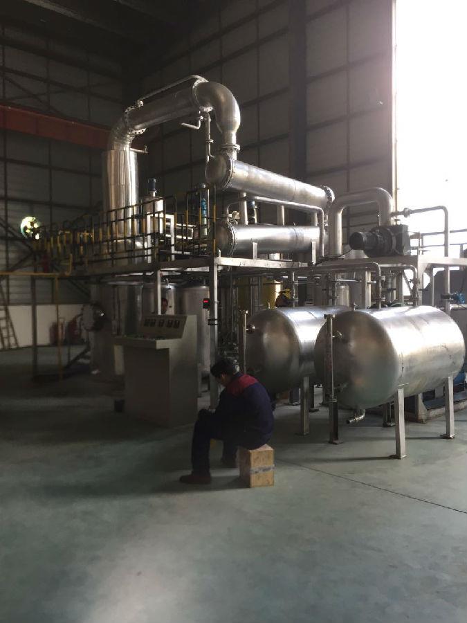 客戶使用圖.jpg 杭州廢油過濾企業(yè)短程分子蒸餾設(shè)備現(xiàn)場使用圖