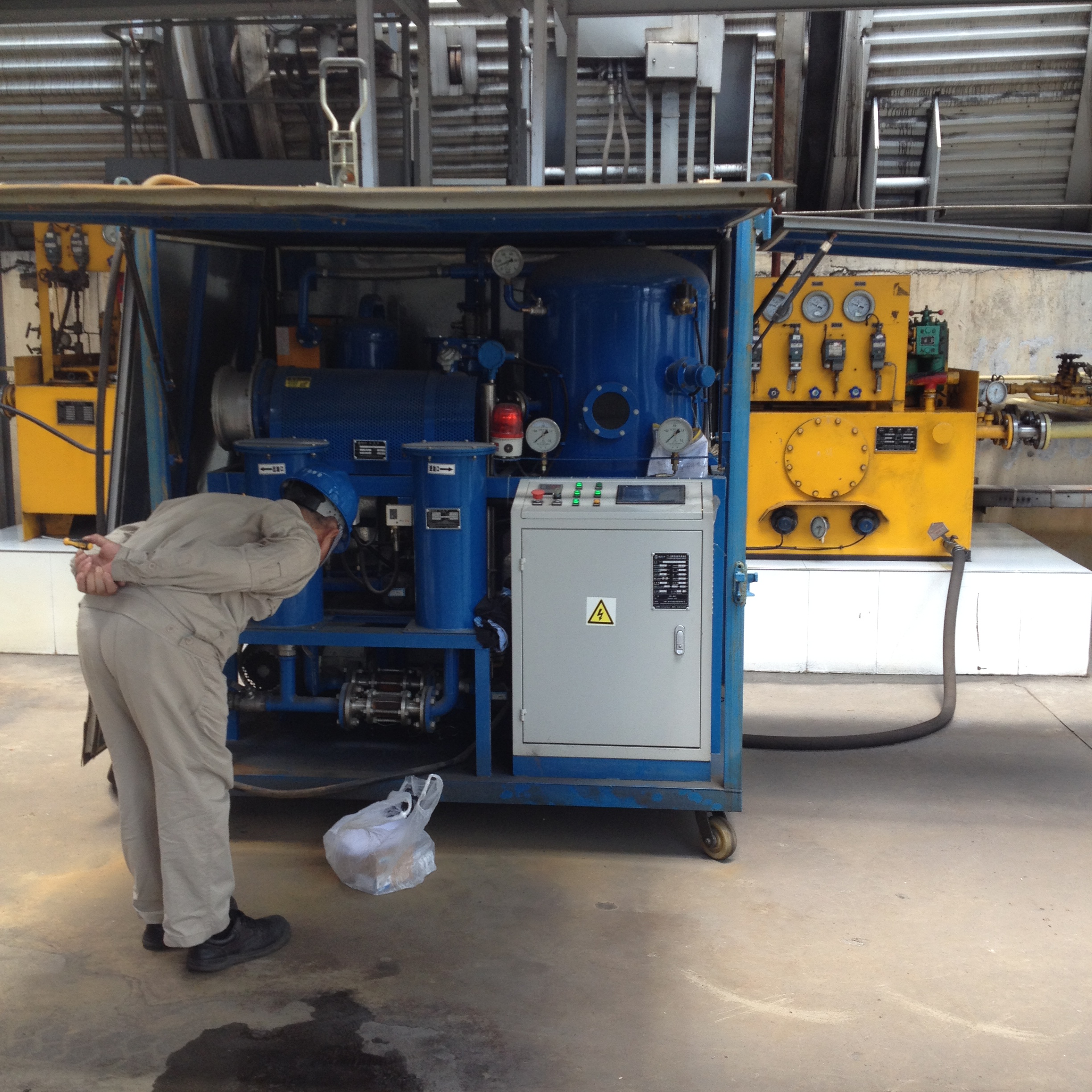 真空濾油機(jī)客戶現(xiàn)場照片